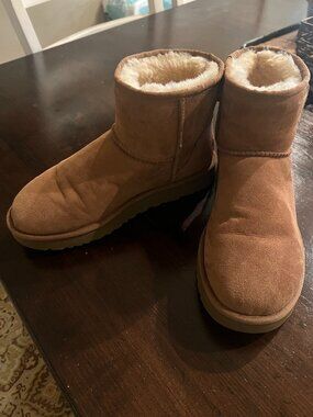 Womens UGG Mini Boot Size 9